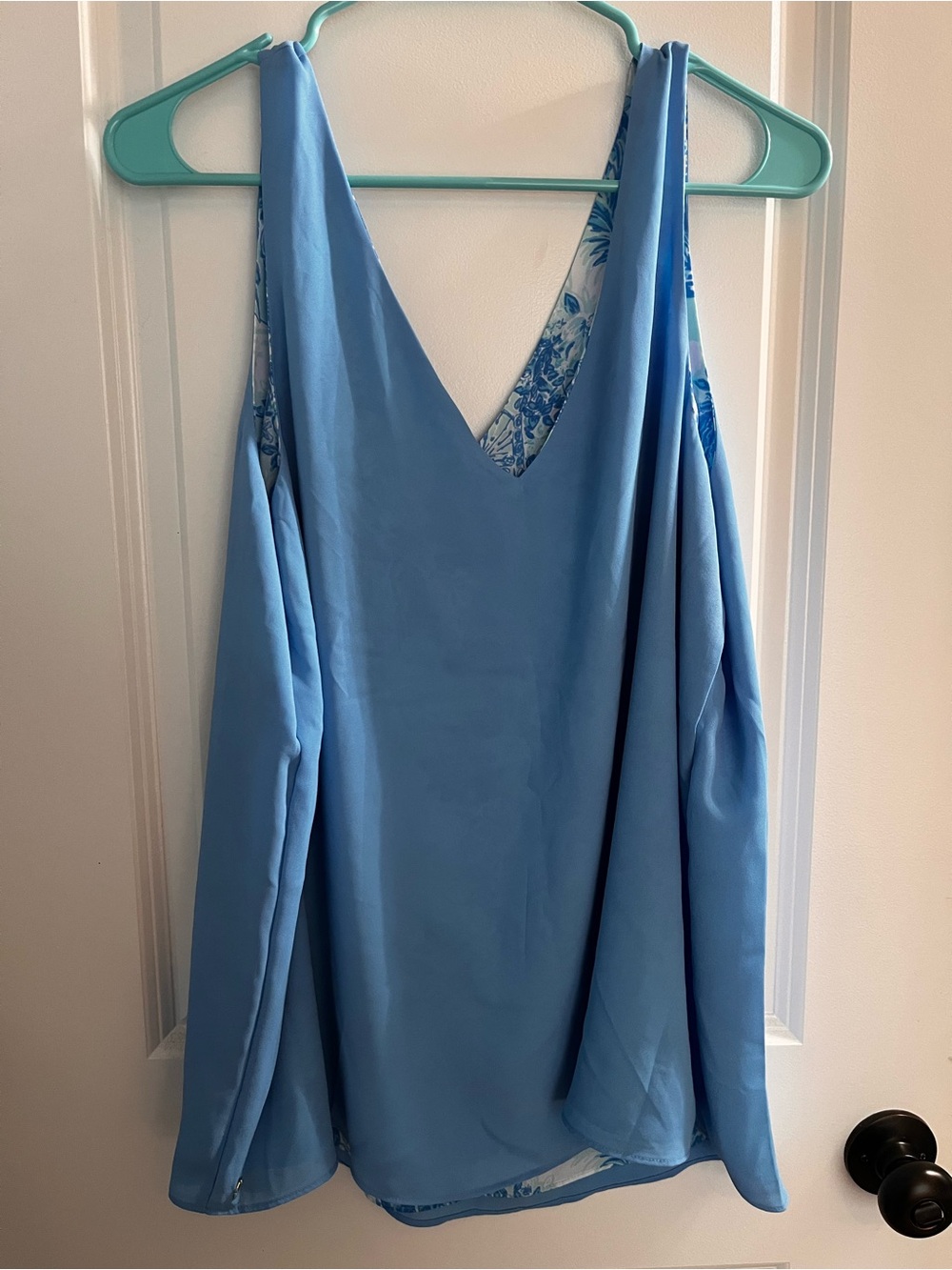 Lilly Pulitzer Blue & White Florin V-Neck Tank - Picture 3 of 4